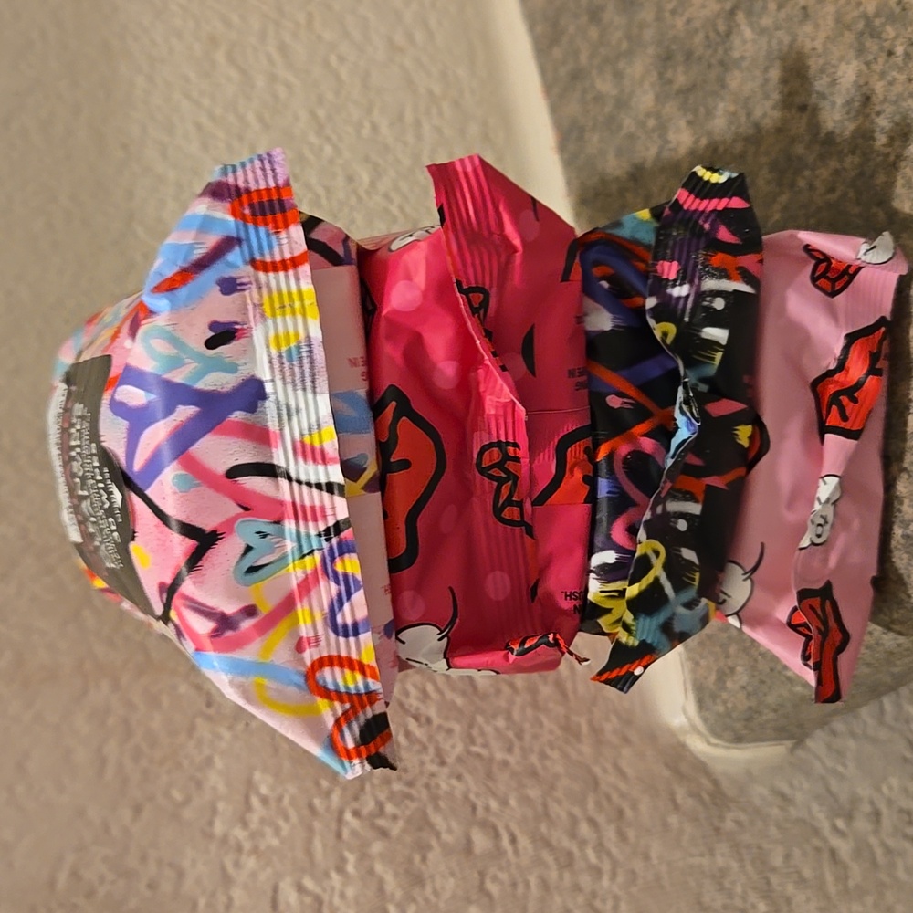 Betsey Johnson Collagen Cleansing Facial Wipes - Vibrant Multicolor New 4 pack - Picture 2 of 4